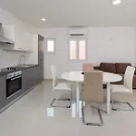 Nera Lux Lägenhetshotell 4*